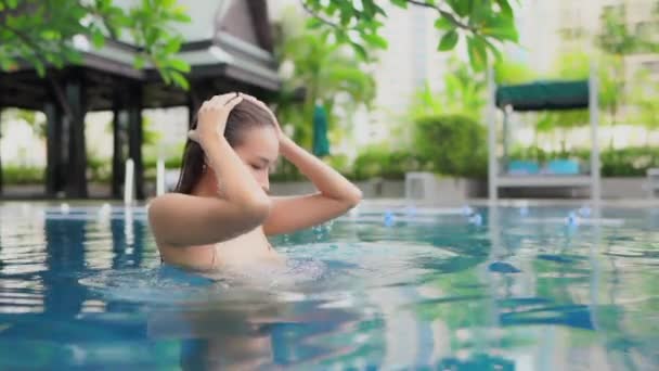 Retrato Hermosa Joven Mujer Asiática Relajarse Ocio Alrededor Piscina Complejo — Vídeos de Stock