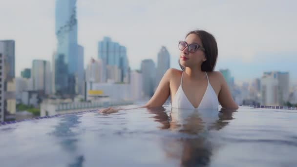 Portrét Krásná Mladá Asijská Žena Relax Volný Čas Kolem Bazénu — Stock video