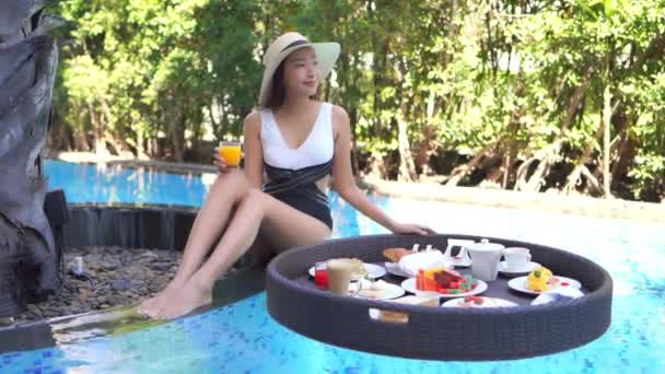 아름다운 여성이 리조트 수영장에서 여가를 즐긴다 — 비디오