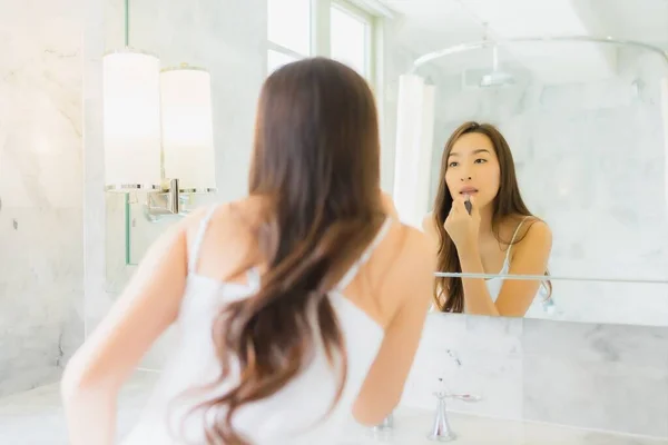 Портрет Красивая Молодая Азиатская Женщина Проверить Макияж Лицо Зеркале Ванной — стоковое фото