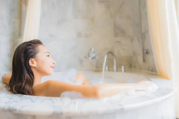 Retrato Hermosa Joven Mujer Asiática Relajarse Tomar Baño Bañera Interior — Foto de Stock