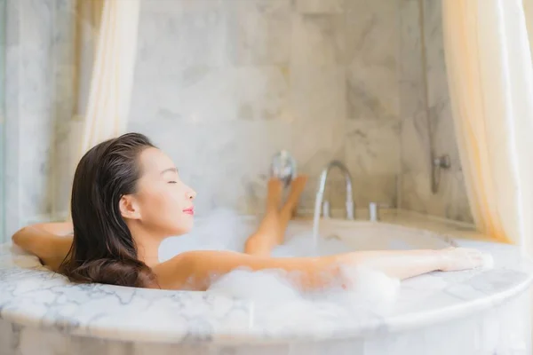 Portrait Belle Jeune Femme Asiatique Détendre Prendre Bain Dans Baignoire — Photo