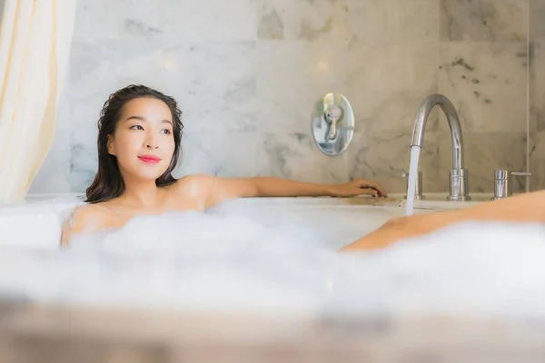 Portré Gyönyörű Fiatal Ázsiai Pihenni Fürdeni Fürdőkádban Fürdőszoba Belsejében — Stock Fotó