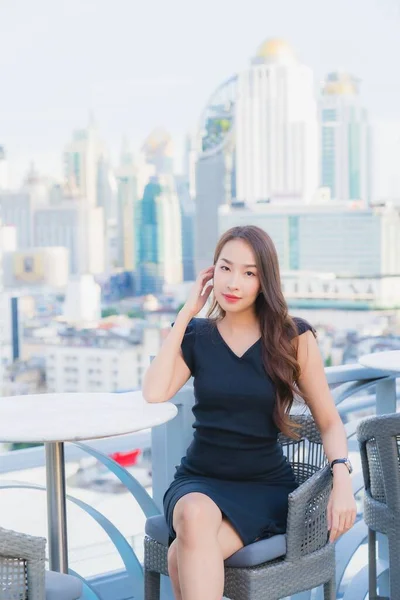 Portret Mooie Jonge Aziatische Vrouw Genieten Met Cocktails Glas Drinken — Stockfoto