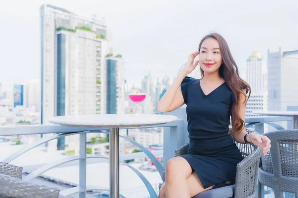 Portrait Belle Jeune Femme Asiatique Profiter Avec Des Cocktails Verre — Photo