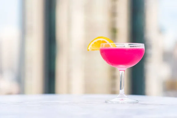 Iced Cocktails Drinken Glas Tafel Met Uitzicht Stad — Stockfoto