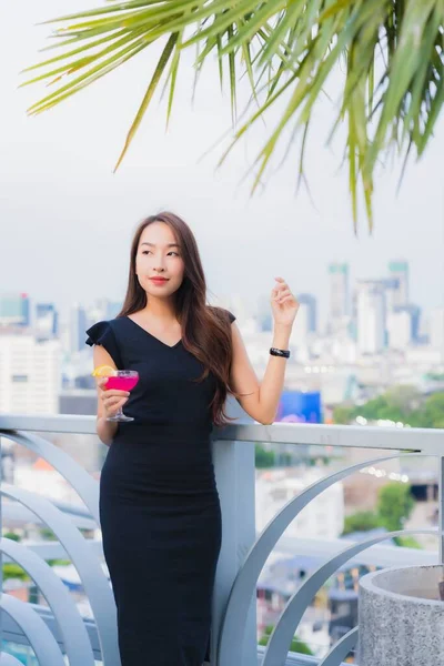 Portrét Krásná Mladá Asijská Žena Vychutnat Koktejly Pít Sklo Střeše — Stock fotografie