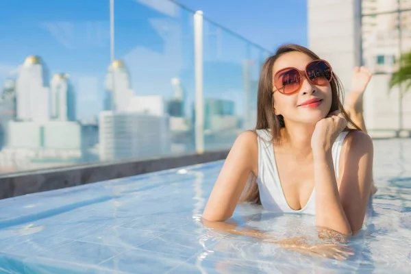 Retrato Hermosa Joven Mujer Asiática Relajarse Ocio Alrededor Piscina Viajes —  Fotos de Stock