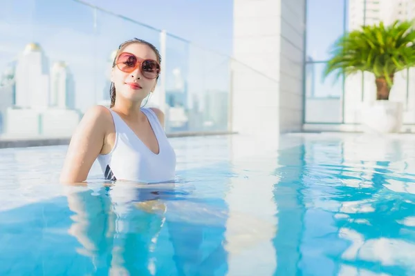 Retrato Hermosa Joven Mujer Asiática Relajarse Ocio Alrededor Piscina Viajes —  Fotos de Stock