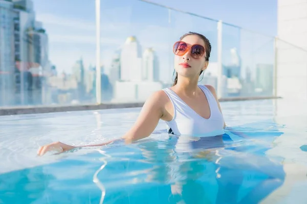 Güzel Bir Asyalı Kadının Portresi Tatil Gezilerinde Yüzme Havuzunda Rahatlar — Stok fotoğraf