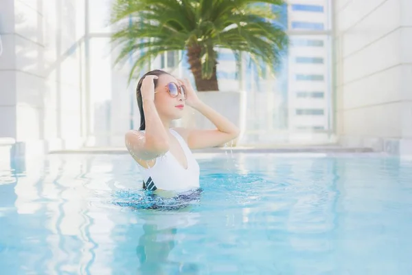 Portret Mooie Jonge Aziatische Vrouw Ontspannen Vrije Tijd Rond Zwembad — Stockfoto