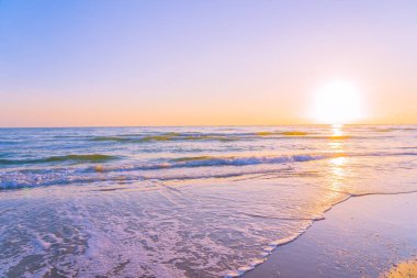 Günbatımlı ya da gün doğumlu güzel tropikal doğa deniz okyanusu