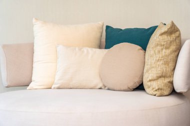 Oturma odasının iç dekorasyonunda rahat bir yastık.