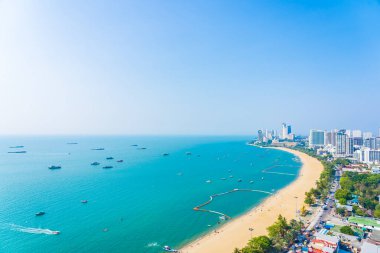 Beyaz bulut mavi gökyüzü ve Tayland 'ın Pattaya şehrindeki mimari yapı çevresindeki güzel tropikal sahil okyanus körfezi.