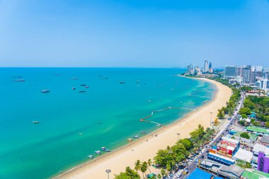 Beyaz bulut mavi gökyüzü ve Tayland 'ın Pattaya şehrindeki mimari yapı çevresindeki güzel tropikal sahil okyanus körfezi.