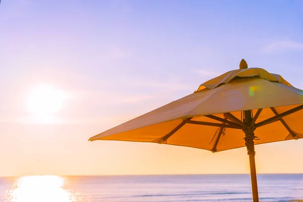 Prachtige Tropische Natuur Parasol Stoel Met Palmboom Rond Strand Zee — Stockfoto