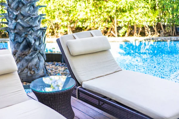 Esvaziado Cadeira Deck Lounge Torno Piscina Resort Hotel Para Férias — Fotografia de Stock