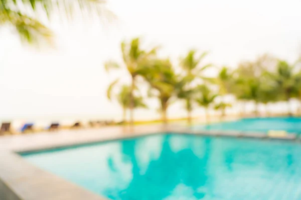 酒店度假胜地室外游泳池在旅行和度假背景下的模糊和分散焦点 — 图库照片