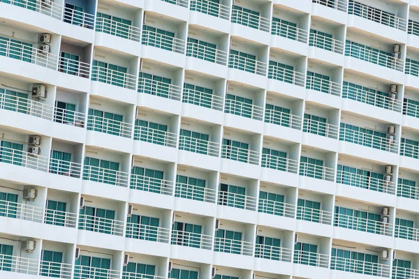 Abstrakcyjna Zewnętrzna Architektura Budynku Balkon Wzorem Okna Tle — Zdjęcie stockowe