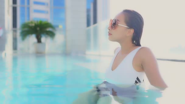 Retrato Hermosa Joven Mujer Asiática Relajarse Ocio Alrededor Piscina Complejo — Vídeos de Stock