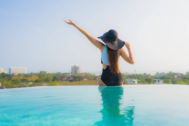 Güzel bir Asyalı kadın portresi. Mutlu bir gülümseme. Otelde yüzme havuzunda rahatla.