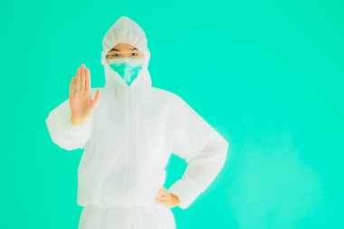Güzel, genç Asyalı doktor kadın portre. Koronavirüsten ya da mavi arka planda kovid19 'dan korunmak için ppe ya da kişisel koruyucu ekipman takıyor.