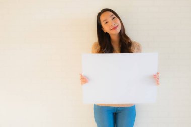 Güzel Asyalı genç kadınların portresi boş beyaz kart ve fotokopi alanı gösteriyor.