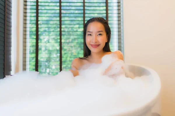 Retrato Bonito Jovem Asiático Mulher Feliz Sorriso Relaxar Tomar Banho — Fotografia de Stock