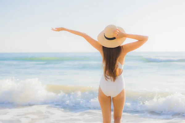 Ritratto Bella Giovane Donna Asiatica Sorriso Felice Intorno Mare Oceano — Foto Stock