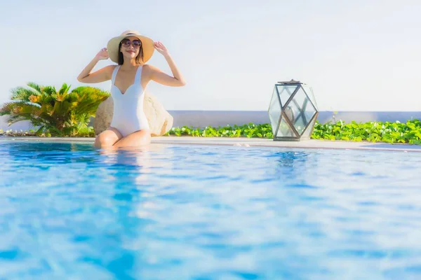 美丽动人的年轻亚洲女人快乐的笑着在酒店度假胜地的室外游泳池里放松一下 享受休闲度假吧 — 图库照片