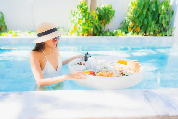 Ritratto Bella Giovane Donna Asiatica Sorriso Felice Con Colazione Galleggiante — Foto Stock