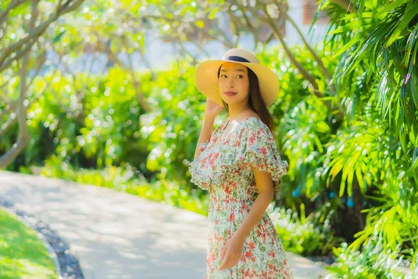 Retrato Bonito Jovem Asiático Mulher Andando Com Feliz Desfrutar Redor — Fotografia de Stock