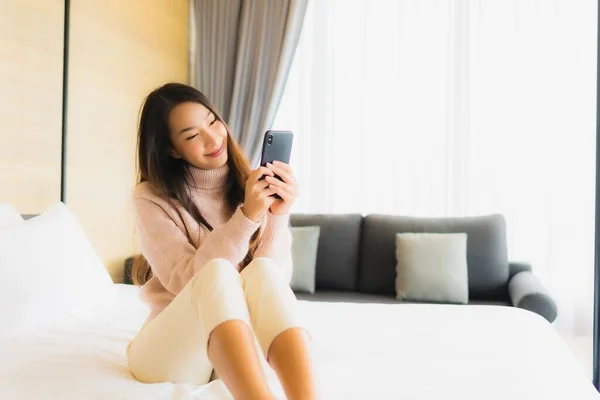 Retrato Hermosa Joven Mujer Asiática Con Taza Café Teléfono Móvil — Foto de Stock