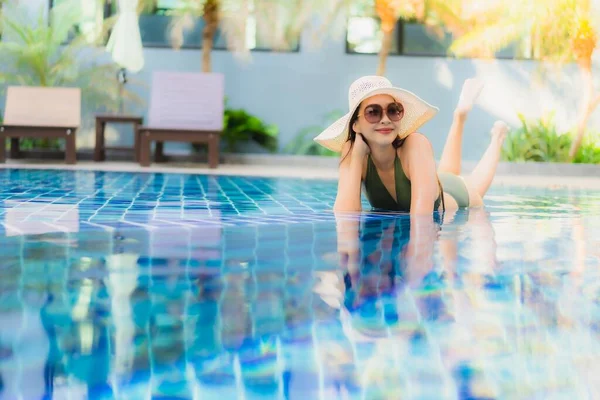 Portrait Belle Jeune Femme Asiatique Détendre Autour Piscine Dans Station — Photo