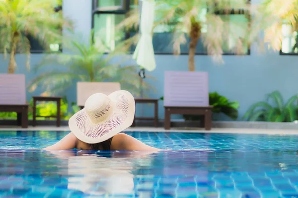 Portrait Belle Jeune Femme Asiatique Détendre Autour Piscine Dans Station — Photo