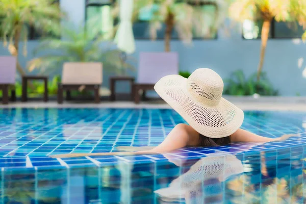 Retrato Hermosa Joven Mujer Asiática Relajarse Alrededor Piscina Complejo Hotelero — Foto de Stock