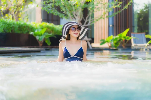 Retrato Bela Jovem Asiática Mulher Relaxar Torno Piscina Hotel Resort — Fotografia de Stock