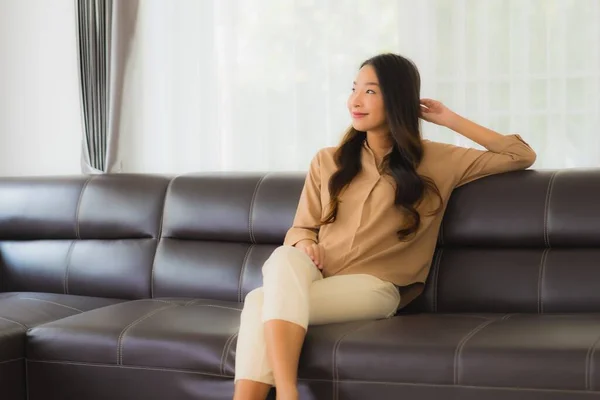 Retrato Hermosa Joven Asiática Mujer Feliz Sonrisa Relajarse Sofá Sala —  Fotos de Stock