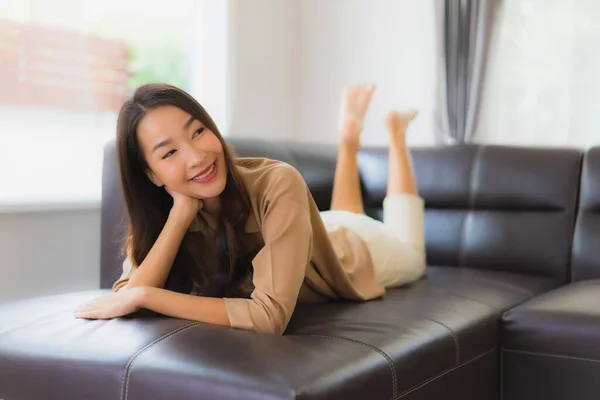 Retrato Hermosa Joven Asiática Mujer Feliz Sonrisa Relajarse Sofá Sala —  Fotos de Stock
