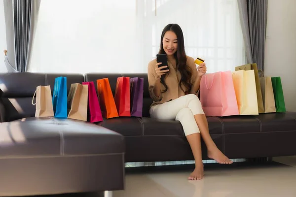 Retrato Hermosa Mujer Asiática Joven Compras Línea Con Tarjeta Crédito — Foto de Stock