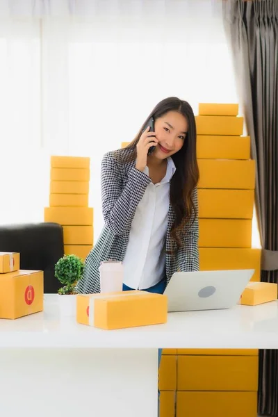 Portret Mooie Jonge Aziatische Zakenvrouw Werk Vanuit Huis Met Laptop — Stockfoto