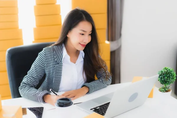 Retrato Hermosa Joven Mujer Negocios Asiática Trabajo Desde Casa Con —  Fotos de Stock