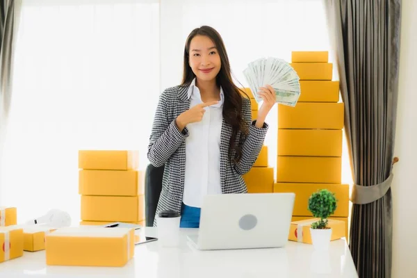 Portret Mooie Jonge Aziatische Vrouw Werk Vanuit Huis Met Laptop — Stockfoto