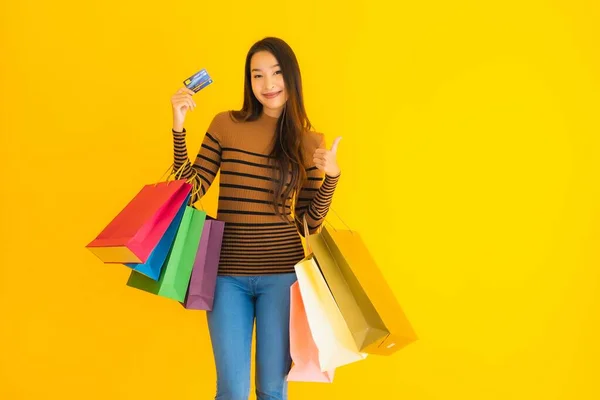 Portret Mooie Jonge Aziatische Vrouw Gebruik Credit Card Voor Winkelen — Stockfoto
