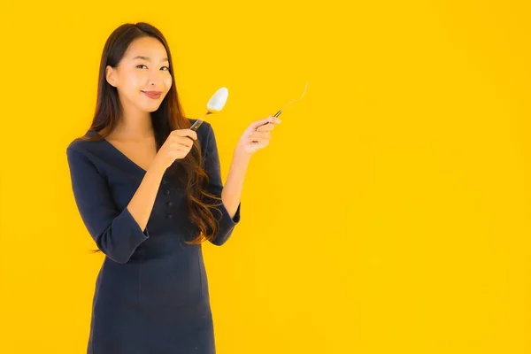 노란색외진 배경에서 준비가 숟가락과 포크를 아름다운 아시아 여자의 — 스톡 사진