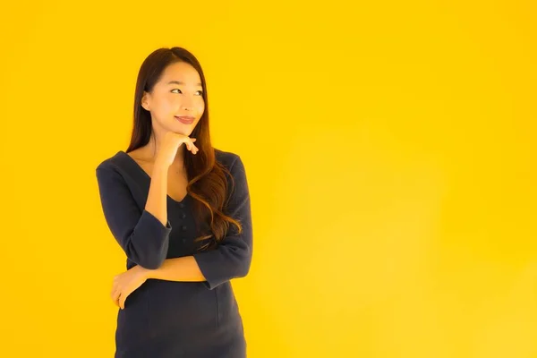 Retrato Hermosa Joven Asiática Mujer Con Acción Sobre Aislado Amarillo — Foto de Stock