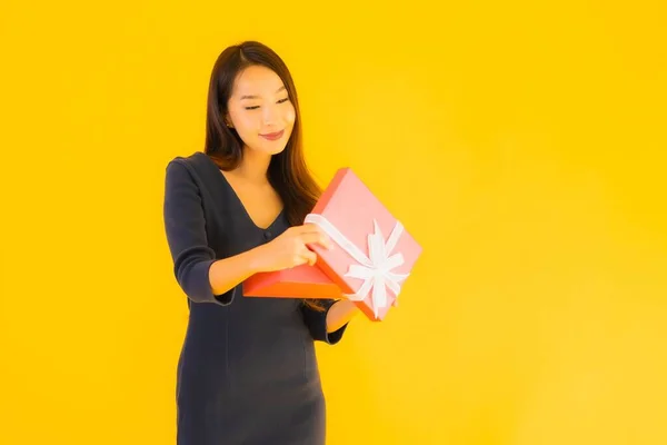 Portret Mooie Jonge Aziatische Vrouw Met Giftbox Geel Geïsoleerde Achtergrond — Stockfoto