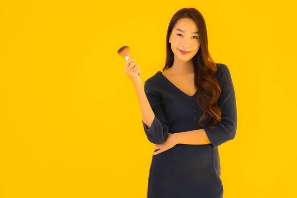 Retrato Hermosa Joven Asiática Mujer Con Maquillaje Cepillo Amarillo Aislado —  Fotos de Stock