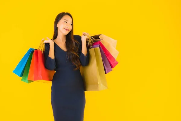 Porträtt Vacker Ung Asiatisk Kvinna Med Färgglada Shoppingväska Gul Isolerad — Stockfoto