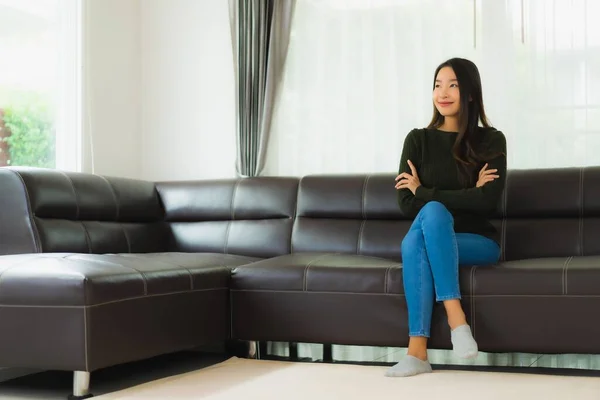 Retrato Bonito Jovem Asiático Mulher Sentar Relaxar Sofá Sala Estar — Fotografia de Stock